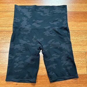 SPANX Look At Me Now Bike Shorts in Black Camouflage - Size L